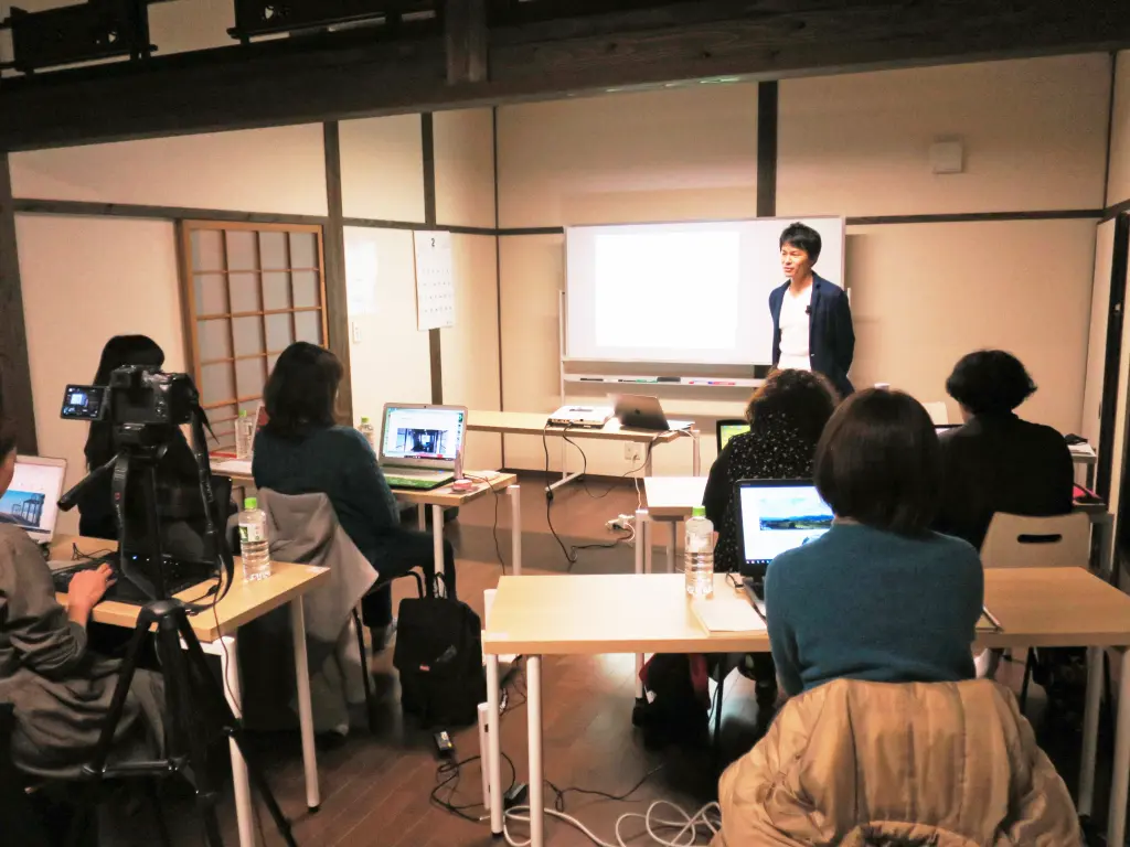 熊本県多良木町で講座を行う関達也