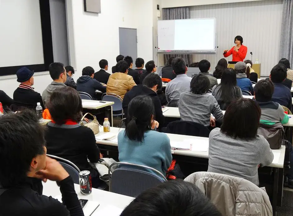 過去のせき塾で、関達也が参加者に講義している様子